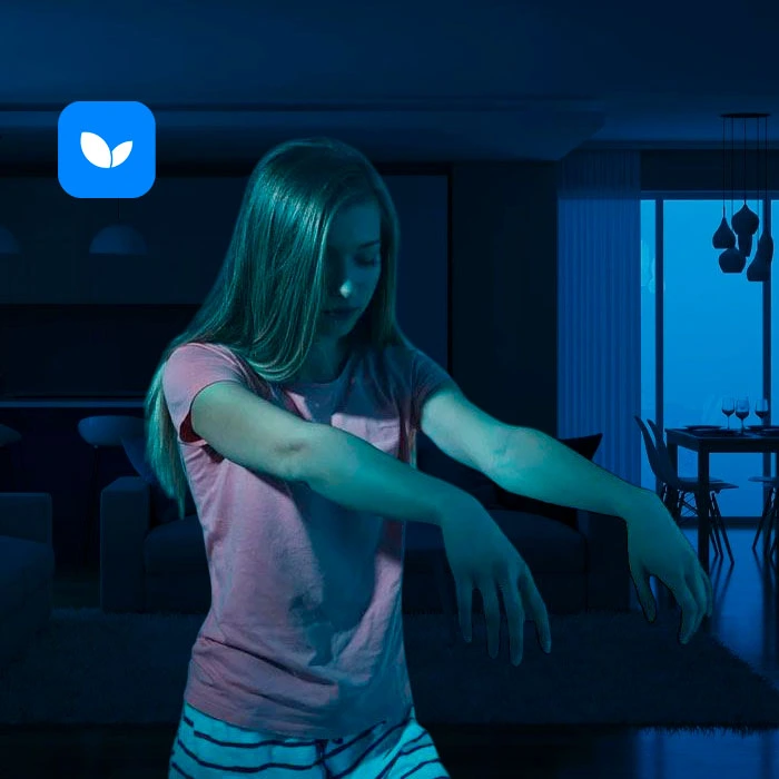 Девушка лунатит в своей квартире